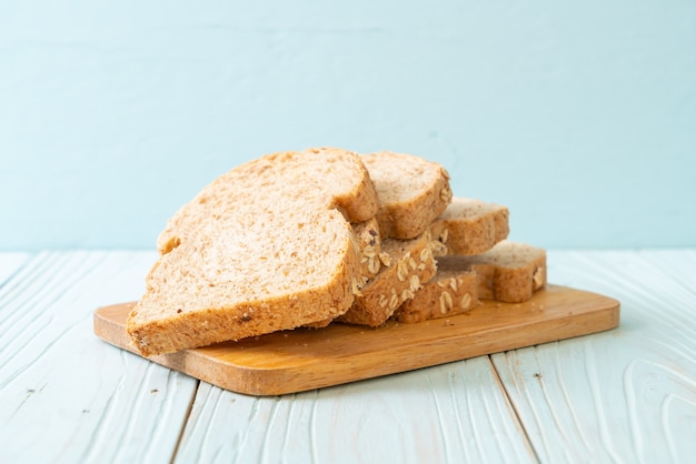 gesneden volkorenbrood op een houten tafel