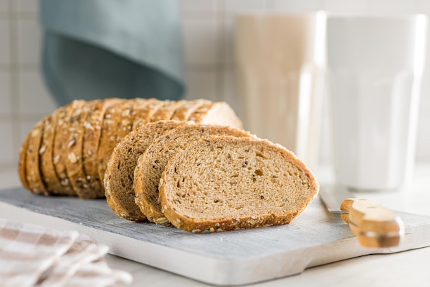 Gesneden volkorenbrood Smaakvolkoren gebak met zaden op de snijplank