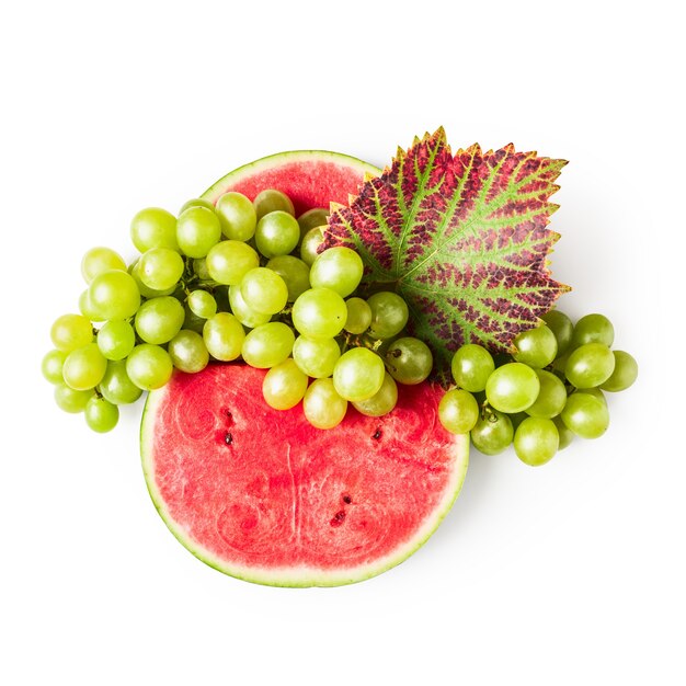 Gesneden watermeloen en groene druif fruit berry geïsoleerd op een witte achtergrond uitknippad opgenomen. Bovenaanzicht, plat gelegd. Ontwerpelement