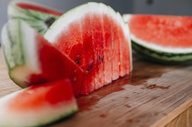 Gesneden watermeloen op een houten tafel