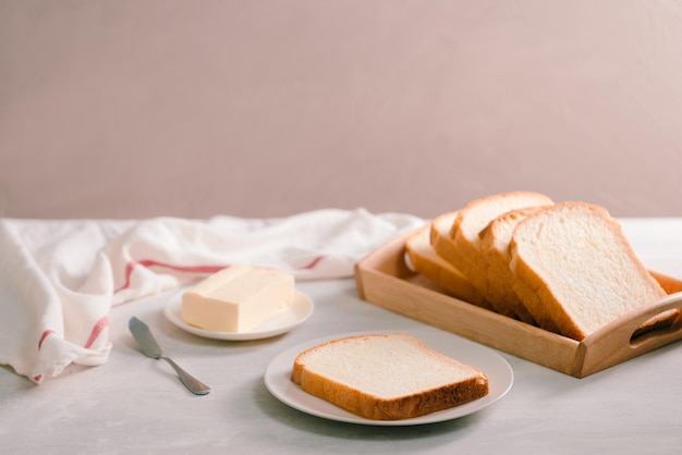 Gesneden wit brood en boter geschoten vanuit een hoge hoek