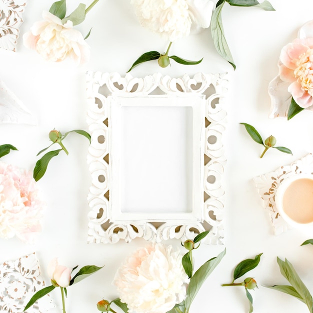 Gesneden wit frame versierd met mooie roze pioenrozen op witte achtergrond Plat lag bovenaanzicht