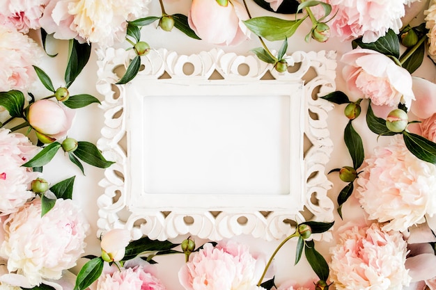 Foto gesneden wit frame versierd met prachtige roze pioenrozen op witte achtergrond plat bovenaanzicht valentijnsdag achtergrond floral frame peony textuur