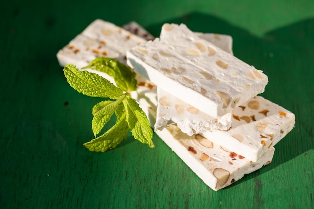 Gesneden witte nougat met amandelen op houten tafel