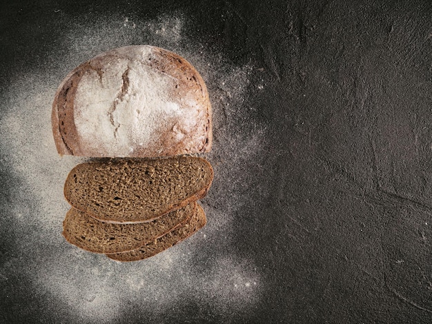 Foto gesneden zelfgemaakte zuurdesem roggebrood bovenaanzicht