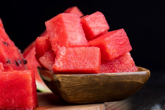 Gesneden zoete watermeloen van rode kleur stukjes watermeloen op tafel als dessert