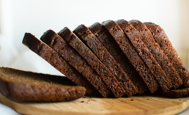 Gesneden zwart brood op een ronde plank