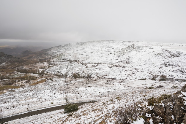 Gesneeuwd landschap van de bergen van Paramo DE Masa, in provincie de Noord- van Burgos, Spanje.