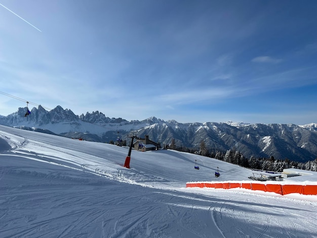 Foto gesneeuwde skipiste met stoeltjeslift