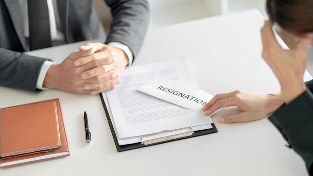 Foto gespannen zakenvrouw geeft ontslagbrief aan manager