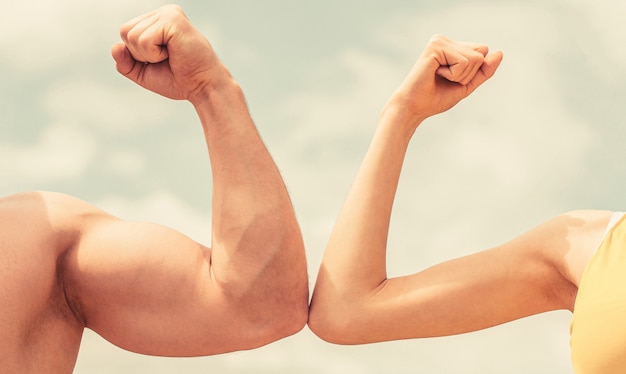 Gespierde arm versus zwakke hand. Vs, vecht hard. Concurrentie, sterkte vergelijking