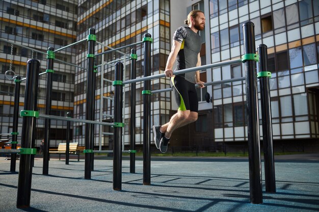 Gespierde atleet oefenen pull-ups