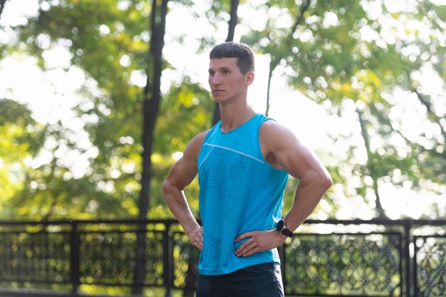 Gespierde atletische man in sportkleding met een pauze