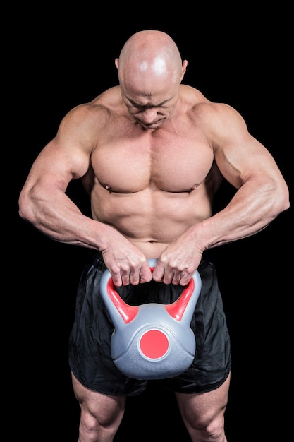 Gespierde fit man tillen kettlebell