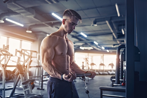 Gespierde Fitness Bodybuilder Zwaar Gewicht Oefening Voor Biceps Op Machine Met Kabel In De Sportschool