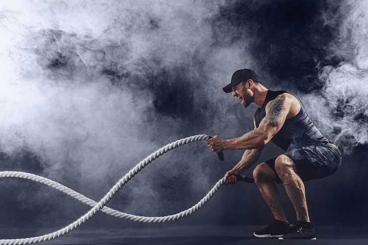 Foto gespierde getatoeëerde bebaarde man trainen
