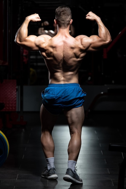 Gespierde man buigen spieren achterste dubbele biceps pose