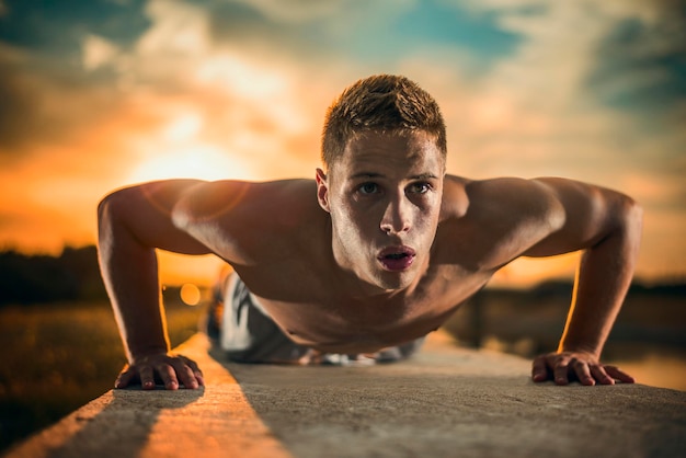 Gespierde man doet push-ups buitenshuis