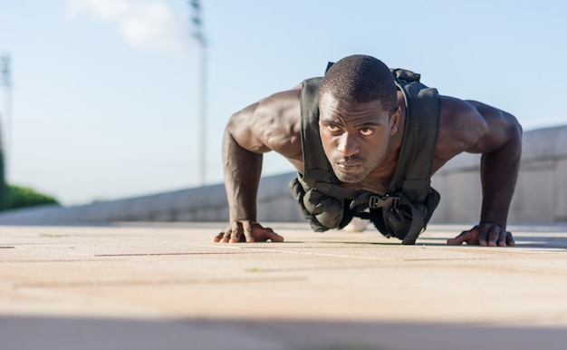 Gespierde man doet push-ups