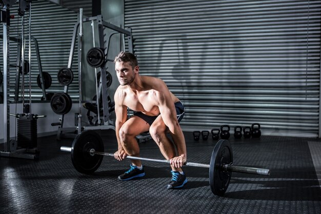 Gespierde man een barbell opheffen