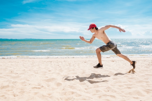 Gespierde man loopt op het strand