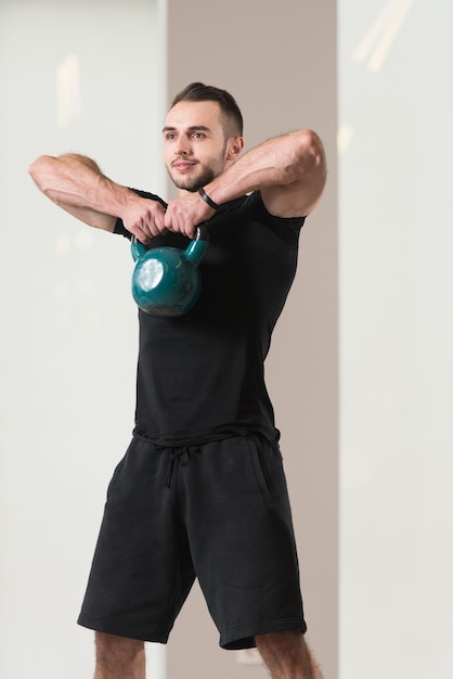 Gespierde man oefenen met kettlebell