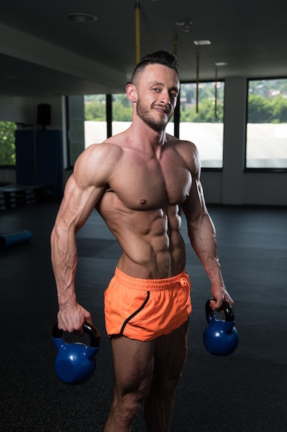 Gespierde man oefenen met kettlebell