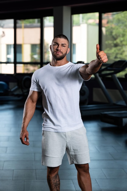 Foto gespierde man poseren in witte tshirt