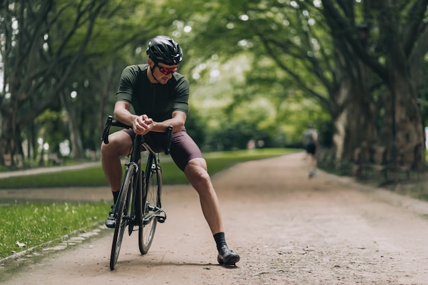 Gespierde man rust op de fiets na buiten trainen