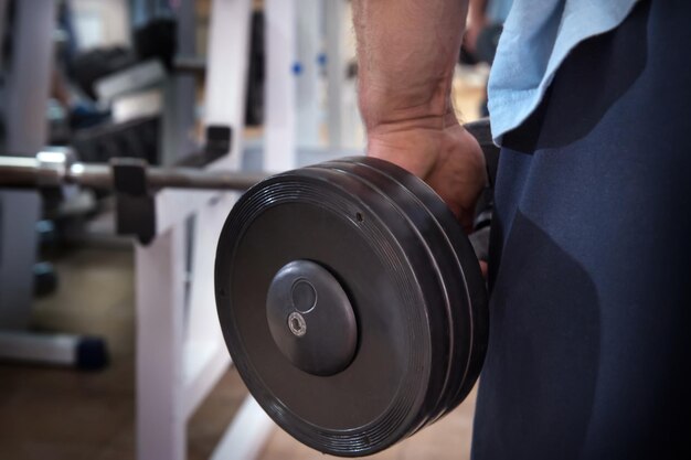 Gespierde man tijdens training in de sportschool