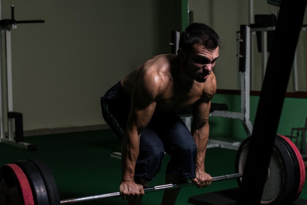 Gespierde man tillen dode lift in de sportschool