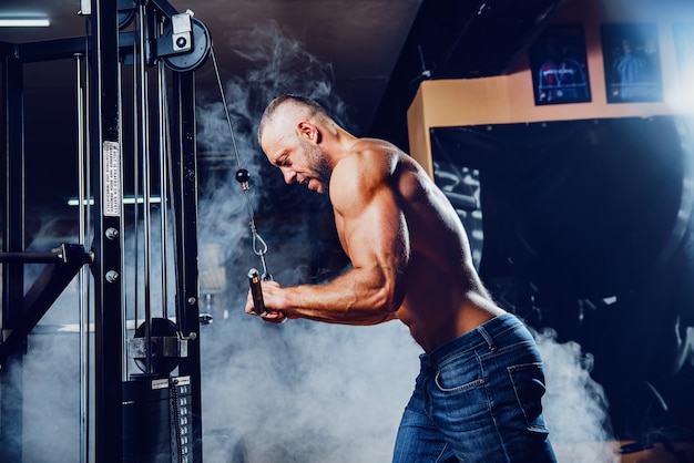 Gespierde man trainen in de sportschool doen oefeningen