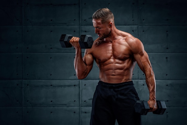 Gespierde mannen oefenen met halters die halter-biceps-krullen uitvoeren