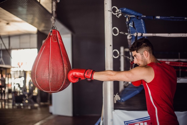 Gespierde mensen staan in de sportschool van een sportclub Gezonde levensstijl Concept oefening achtergrond
