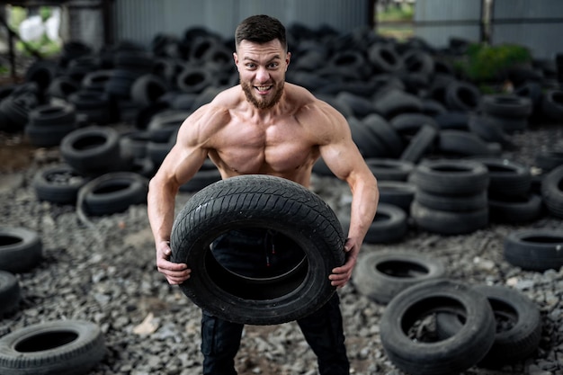 Gespierde sterke man trainen met band Bodybuilder fitness ruige man