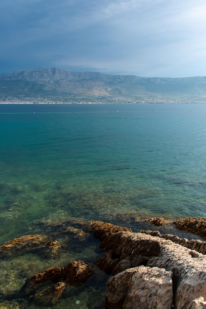 Gespleten Adriatische kust in het dramatische luchtzeegezicht van Kroatië