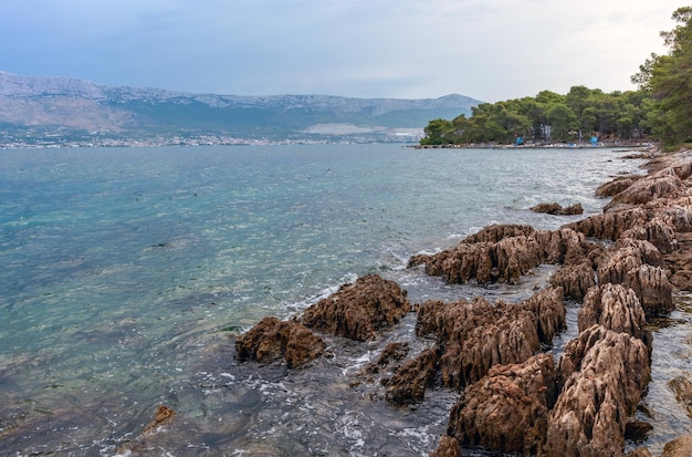 Gespleten Adriatische kust in het dramatische luchtzeegezicht van Kroatië