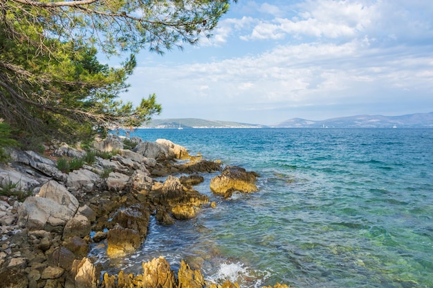 Gespleten Adriatische kust in het dramatische luchtzeegezicht van Kroatië