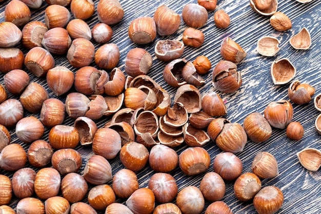 Gespleten hazelnoten op tafel, gespleten schelpen op rauwe hazelnoten tijdens de bereiding van noten voor voedsel.