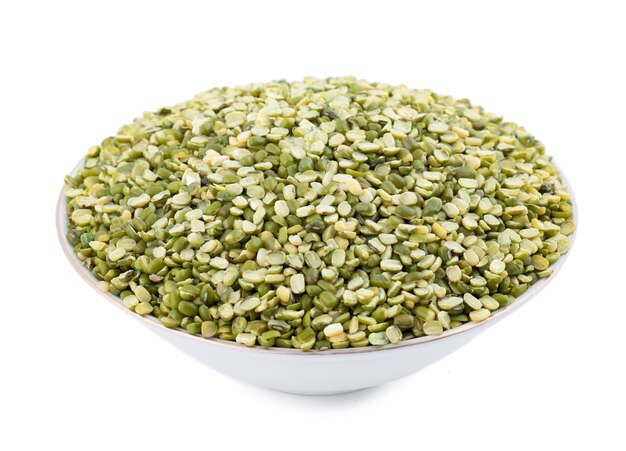 Gespleten Mung Bean Lentils op Witte Achtergrond