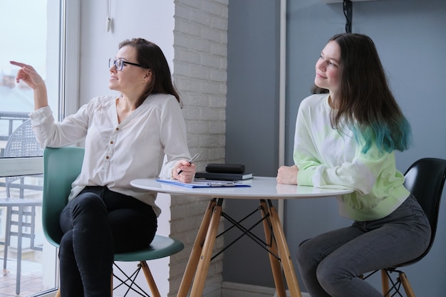 Gesprek van tienermeisje en vrouw psycholoog arts.