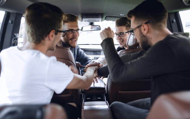 Gesprek van vier zakencollega's in een rijdende auto