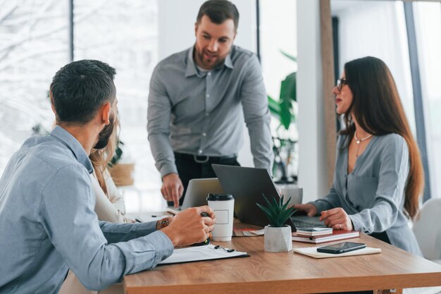 Gesprek voeren Groep zakenmensen die op kantoor aan het project werken