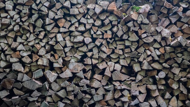 gestapeld gehakt brandhout