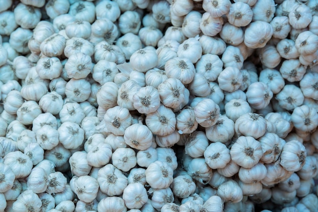 Gestapeld van gedroogde knoflook op de markt