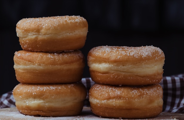 Gestapeld van suiker donuts