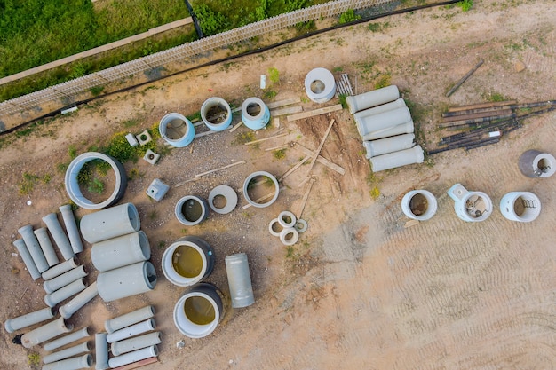 Gestapelde betonnen buizen om drainagesystemen te bouwen op bouwmaterialen een stapel planken