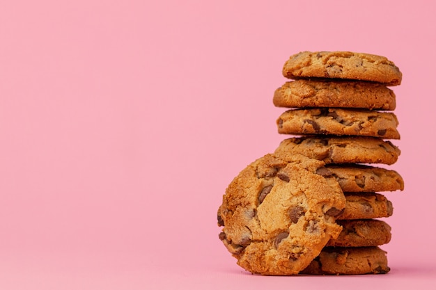 Gestapelde chocoladeschilferkoekjes