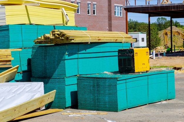 Gestapelde houten bouwmaterialen een stapel planken houten frame en balkenconstructie