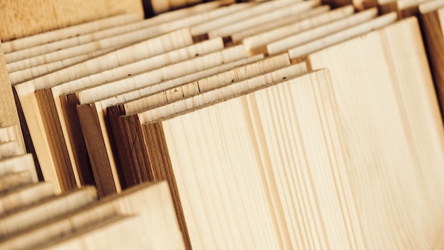 Gestapelde houten timmerplanken van natuurlijk hout in een houtverwerkende industrie